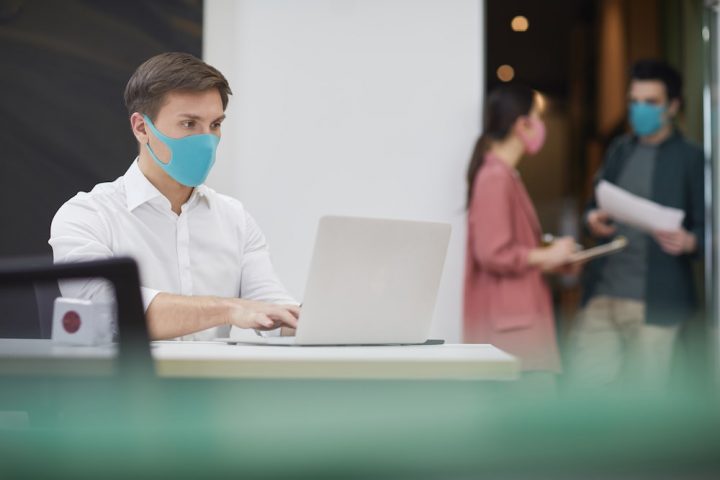 Praca w biurze podczas pandemii koronawirusa